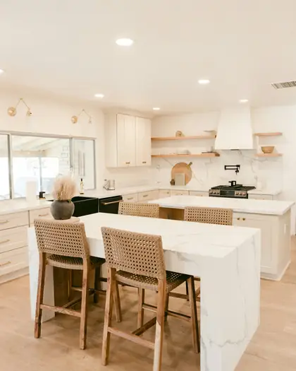 Bright, tidy kitchen (stock photo)